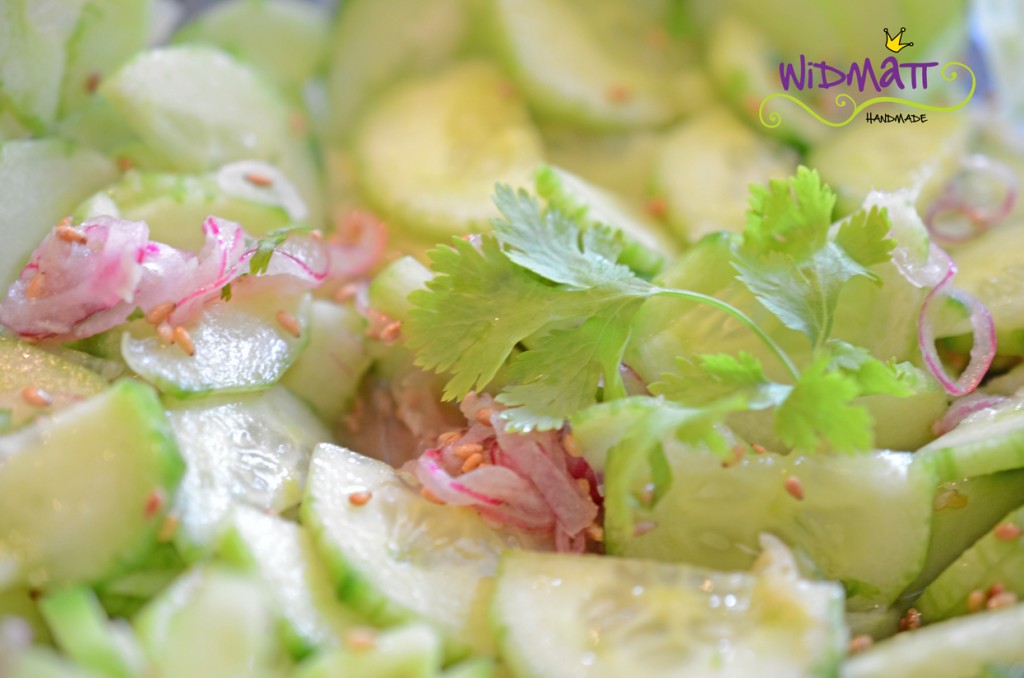 Gurkensalat mit zerstossenem Knoblauch und Ingwer • widmatt