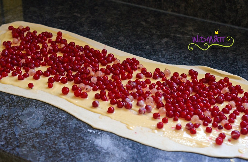 Hefeschnecken mit Johannisbeeren und Marzipan • widmatt