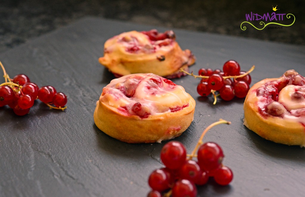 Hefeschnecken mit Johannisbeeren und Marzipan • widmatt