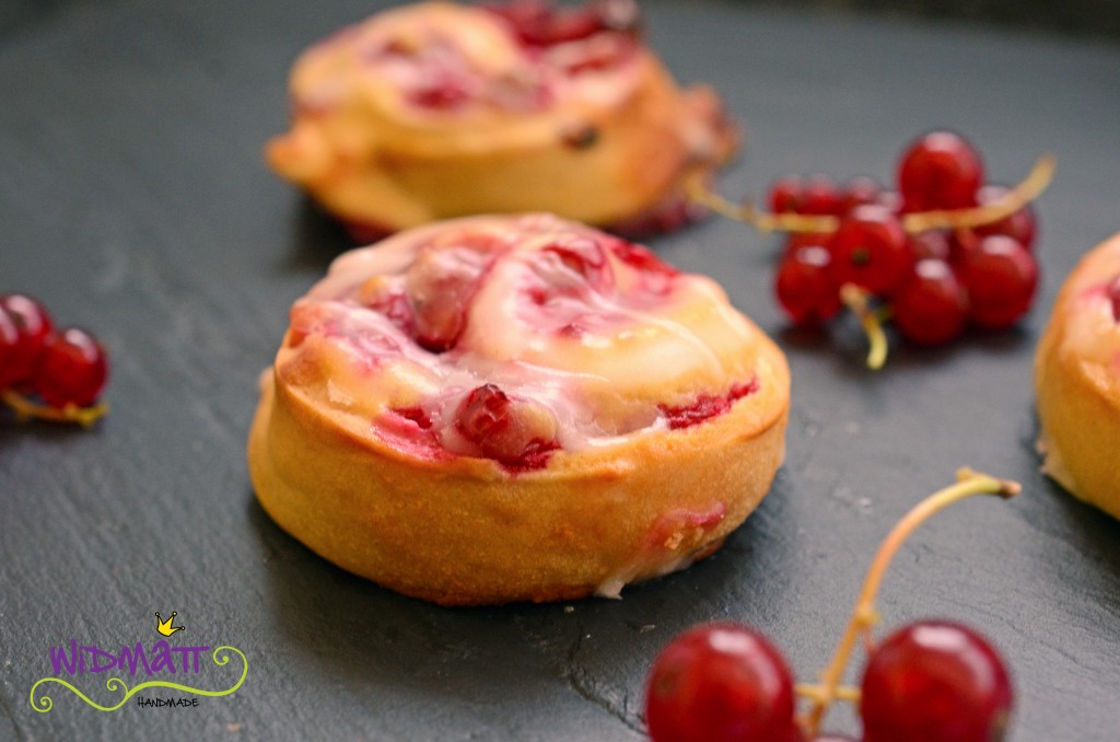 Hefeschnecken mit Johannisbeeren und Marzipan • widmatt