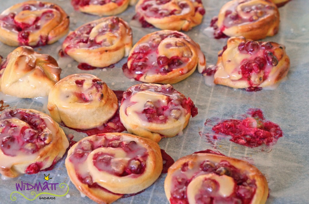 Hefeschnecken mit Johannisbeeren und Marzipan • widmatt